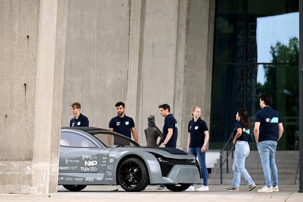 Student team TU/ecomotive from the Eindhoven University of Technology has developed a sustainable electric passenger car that captures more carbon dioxide (CO2) than it emits while driving. It is a concept car called Zem, which contributes to reducing the global warming by storing CO2 that it captures while driving with its special designed filters. 
Zem is completely 3D-printed using recycled plastic (PETG) that has been strengthened with either glass fibers (body panels), or carbon fibers (monocoque). The interior has also been 3D-printed with recycled plastics, including the chairs, which have then been covered with recyclable foam from foamplant and finished of with pinatex leather (pineapple based). 3D-printing the majority of the car will have a very positive effect on the reusability and recyclability of Zem. This is because these 3D-printed parts can be shredded and the plastic can be recycled again. 
photocredit: Bart van Overbeeke

Het studententeam TU/ecomotive van de Technische Universiteit in Eindhoven heeft een duurzame elektrische passagiersauto ontwikkeld dat meer koolstofdioxide (CO2) opneemt tijdens het rijden dan dat het uitstoot. Het is de concept auto genaamd Zem, dat bijdraagt aan het verminderen van de opwarming van de aarde doordat het CO2 afvangt tijdens het rijden door gebruik te maken van speciaal ontworpen filters. 
Zem is volledig 3D-geprint met gerecycled plastic (PETG) dat is versterkt met ofwel glasvezel (carrosserie panelen), of carbon (monocoque). Het interieur, inclusief de stoelen, is ook 3D-geprint met gerecycled plastic. De stoelen zijn vervolgens bedekt met recyclebaar foam van foamplant en afgewerkt met pinatex leer (gemaakt van ananas). Het 3D-printen van het grootste deel van de auto heeft een erg positief effect op de herbruikbaarheid en recyclebaarheid van Zem. Dit komt doordat deze 3D-geprinte onderdelen versnipperd kunnen worden en het plastic op deze manier opnieuw kan worden gebruikt. 
foto: Bart van Overbeeke